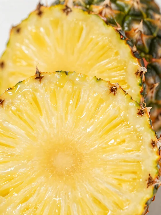 Ananas frais tranché sur une table en bois rustique