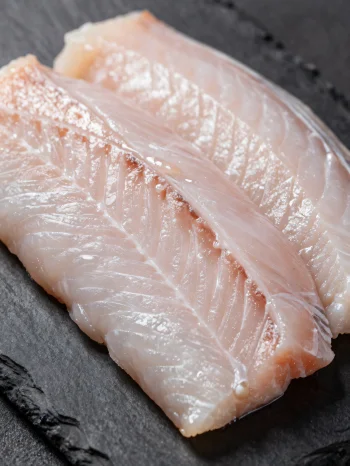 Filets d'anguille fraîche avec épices sur planche à découper en bois