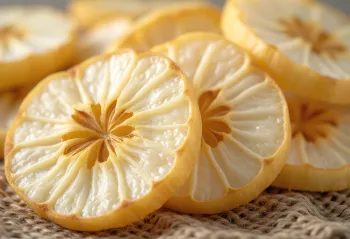 Tranches de pommes séchées avec cannelle, miel et pommes fraîches