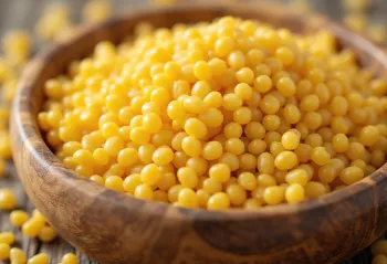 Grains de millet crus jaunes dans un bol en céramique