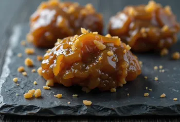 Différents types de miso dans des bols avec soja et koji