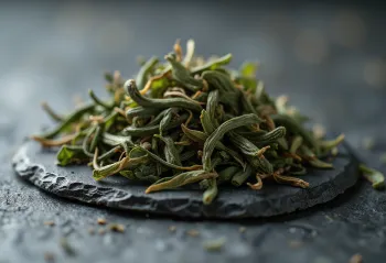 Feuilles de thé Oolong roulées en perles et infusion dorée