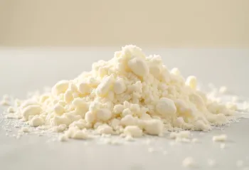 Lait en poudre dans un bol en bois avec cuillère et poudre renversée