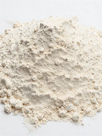 Farine d'épeautre dans un bol en céramique, teinte beige naturelle