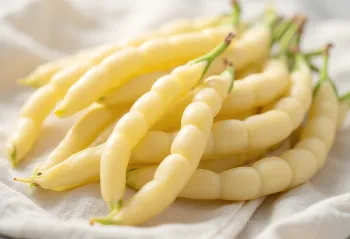 Haricots beurre frais jaunes sur une planche à découper