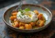 Burrata et patates douces rôties, servies avec persil frais