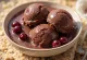 Glace chocolat noir et griottes servie avec des copeaux de chocolat