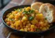 Misal Pav au tapioca sabudana, dans un bol, sauce riche au tapioca, servi avec petit pain croustillant