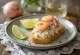 Skagenröra au zeste de citron vert servi sur pain grillé, décoré d'aneth frais