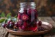 Prunes marinées dans un bocal en verre