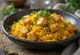 Biryani au tofu riche et épicé avec riz basmati, garni de coriandre fraîche et de menthe
