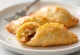 Empanada chilienne au manjar, fraîchement cuite, fourrée au caramel