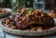 Travers de porc fumés BBQ glaçage aux noix de pécan servis