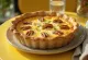 Quiche au Brie et aux noix tranchée sur un plat