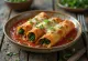 Plat gratiné d'enchiladas nappées de sauce et fromage