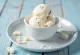 Glace crémeuse au lait de chèvre servie