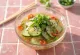 Sunomono version épicée, salade de concombre japonaise servie avec sésame et piment