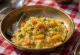 Pongal de blé concassé servi chaud avec des légumes et des épices