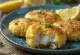 Fishcake au zeste de citron servi avec des tranches de citron frais et de la salade