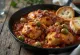 Cacciatore au lard, servi avec des cuisses de poulet et des tomates