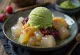 Anmitsu servi avec fruits, anko et glace matcha