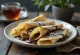 Patishapta fourrés au chocolat, servi avec noix et cannelle