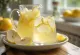 Limonade poire-citron dans un verre, décorée de menthe fraîche et d'une tranche de poire