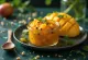 Chutney de mangue dans un bocal en verre, fait de mangues fraîches et d'épices