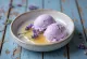 Glace miel et lavande servie en boule