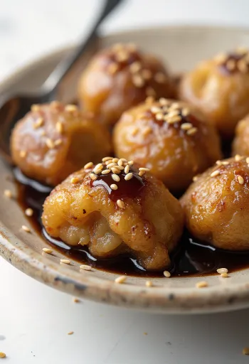 Beignets Luqaimat au miel servis dans un bol