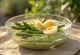 Salade prébiotique asperges-œufs servie avec roquette, oignon rouge et vinaigrette citronnée