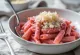 Pâtes prébiotiques à la betterave et au poireau servies avec persil frais et parmesan