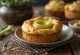 Gâteaux salés maison au poireau servis sur assiette claire, cuits dorés