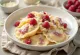 Assiette de raviolis à la crème et aux framboises fraîches