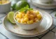 Esquites au citron vert, servi avec coriandre fraîche et fromage