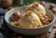 Glace crémeuse aux noisettes servie