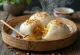 Bao bun au miel et aux amandes servi