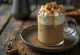 Latte épicé au caramel dans un mug