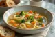 Soupe de légumes prébiotique aux poireaux servie avec persil frais