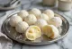 Boules de Brigadeiro au chocolat blanc roulées dans des perles de sucre colorées, dressées