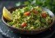 Taboulé à l'ail servi avec des légumes frais et du boulghour