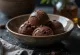 Glace crémeuse miel-chocolat servie