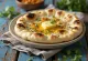 Naan épicé aux graines de cumin, décoré de coriandre fraîche, plat indien