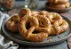 Bretzel au pain d'épices servi
