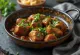 Sarapatel au cœur de porc, plat de viande riche et épicé décoré de coriandre fraîche