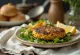 Burger végétal aux poireaux dans un petit pain, servi avec salade fraîche et galette de légumes