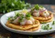 Pancakes au Ceviche servis avec du poisson de mer frais et de l'avocat