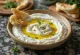 Kajmak à la crème aigre, plat crémeux et savoureux, décoré d'huile d'olive et de persil