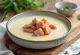 Velouté de céleri-rave au jambon fumé servi