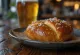 Bun bretzel fraîchement cuit